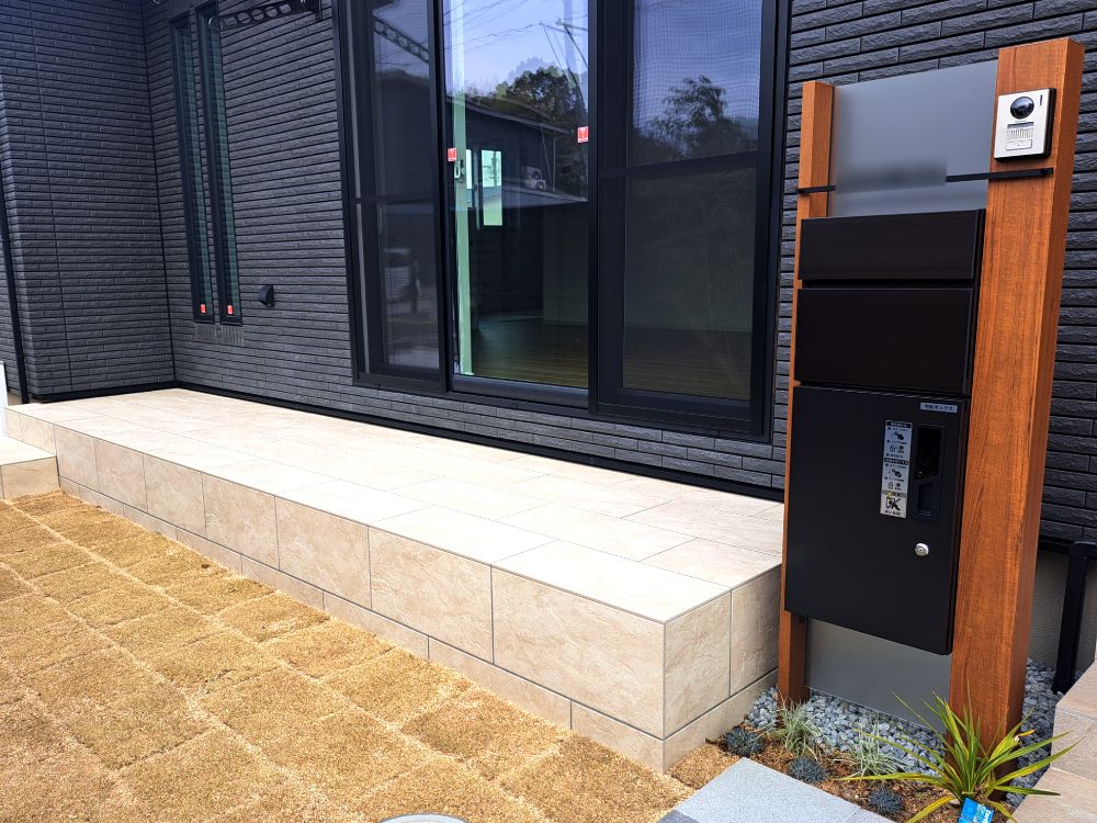 機能門柱とタイルデッキの施工例です